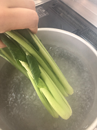 小松菜は根元を十字に切り、沸騰したお湯に根元から入れ、30秒茹でる