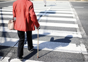 横断歩道を歩く老人女性