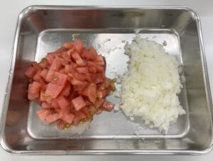トマトは角切りに、玉ねぎは粗みじん切りにする。