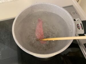 鍋に湯を沸かし、牛肉を箸で1枚ずつ泳がせ、火を通す。氷水にとって冷まし、ざるに上げ、水気を切る。