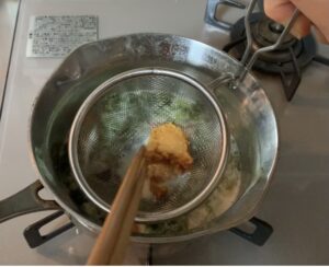 あおさと豆乳、お料理カルシウムを入れて混ぜ、味噌を溶かしいれる。