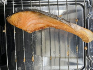 グリルで鮭を中火で7分程度焼き、