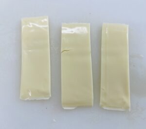 チーズは3等分に切る。