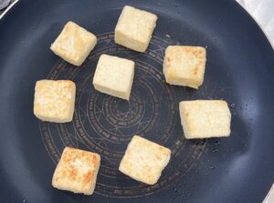フライパンで油を熱し、豆腐を入れて、全体に焼き色が付くまで焼き、器に盛る。