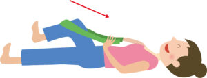 仰向けに寝て片方のひざを曲げ、すねの辺りにタオルをひっかけてかかとを お尻に近づけるようにタオルを引き寄せる