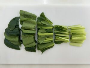 小松菜を長さ4cmに切る（小松菜を切った図）