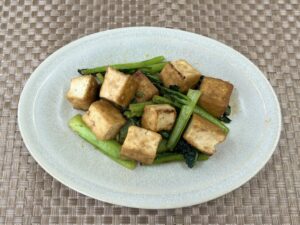 健康レシピ76　小松菜と厚揚げのごま味噌炒め
